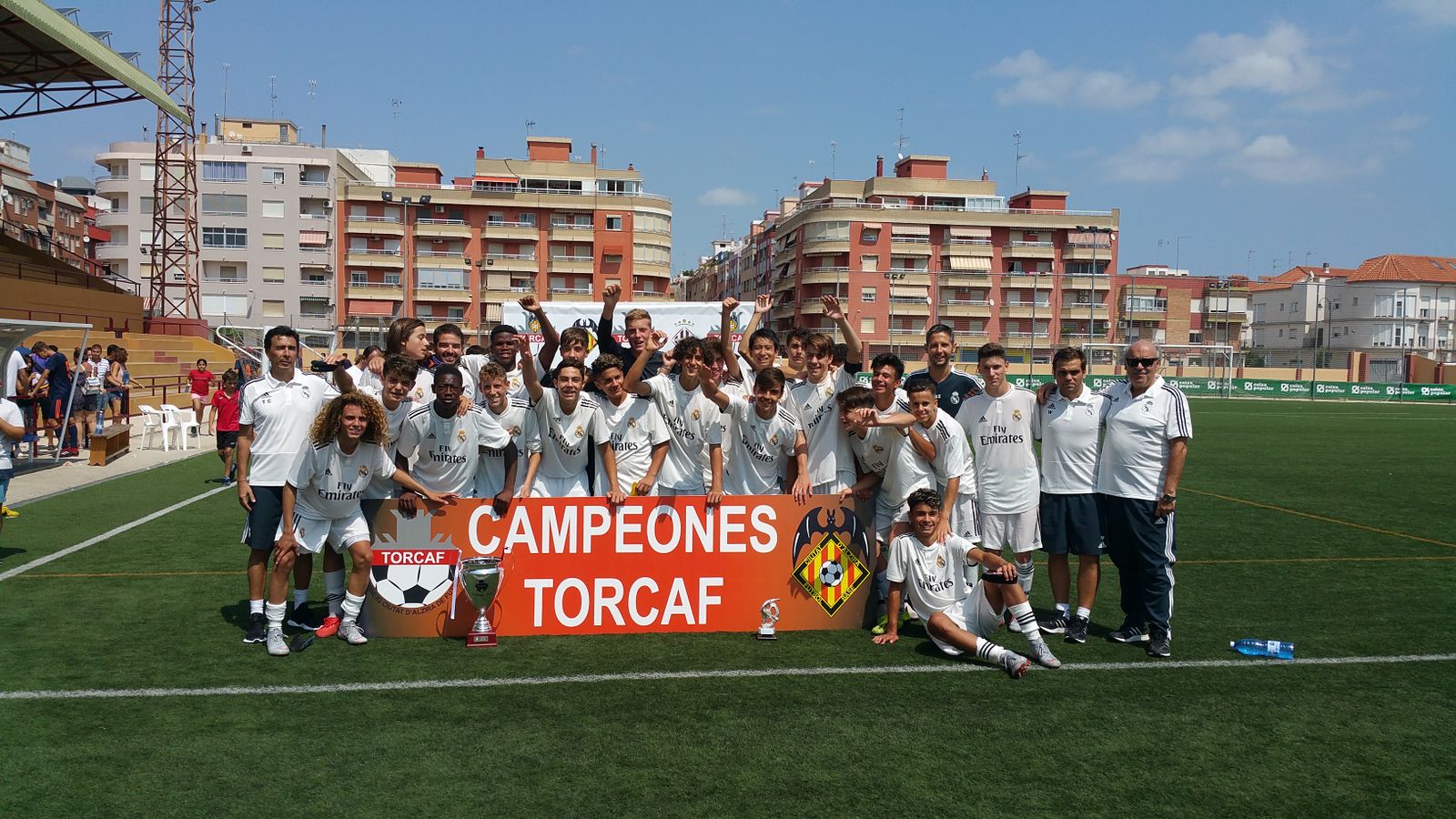 Els cadets del Reial Madrid posen amb el trofeu