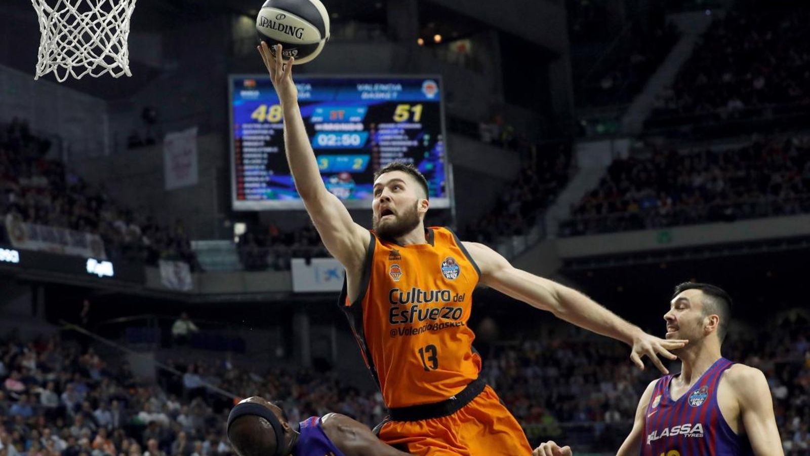 Mike Tobey fa una cistella davant de la impotència de l'exjugador del València Basket Pierre Oriola