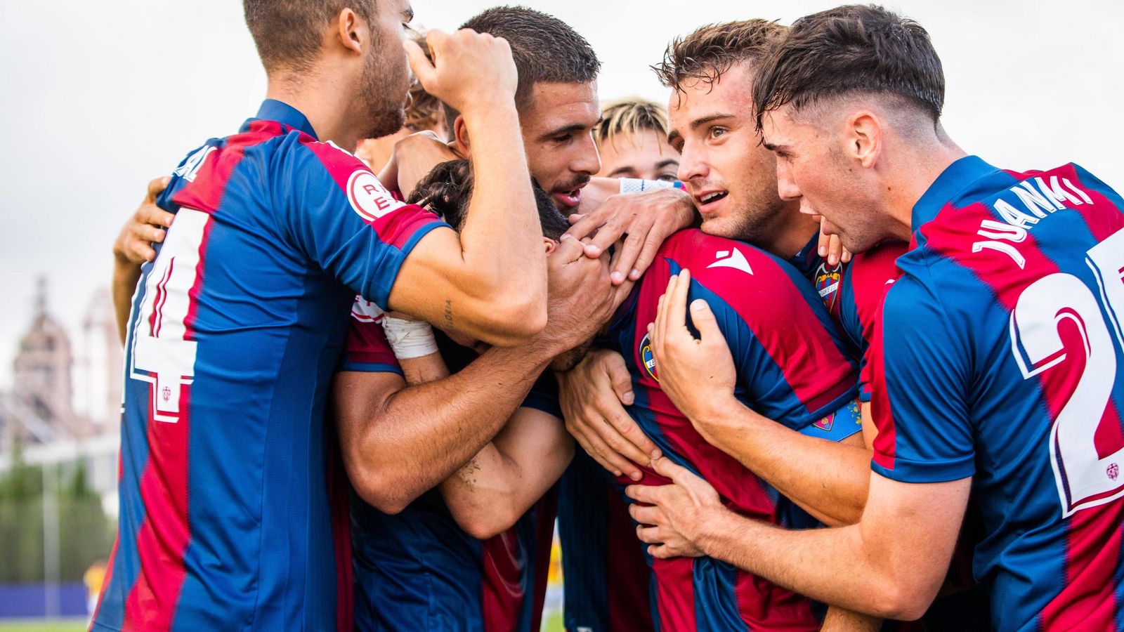 Els jugadors de l'Atlètic Llevant celebren un dels gols