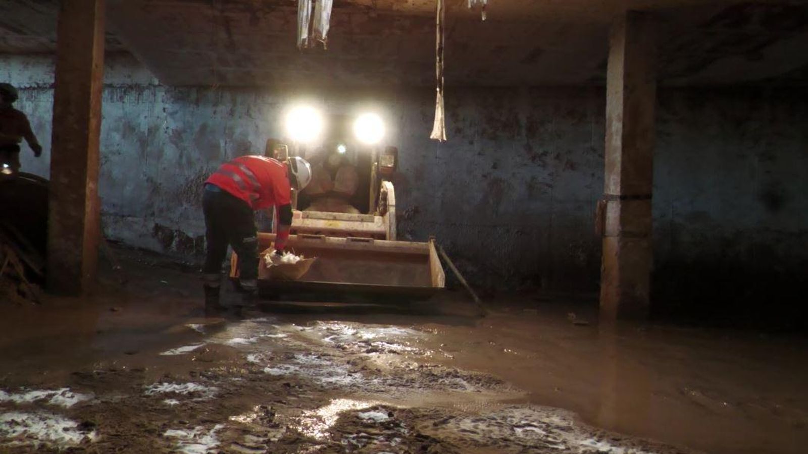 Els bombers treballen amb el líquid espessidora Benetússer