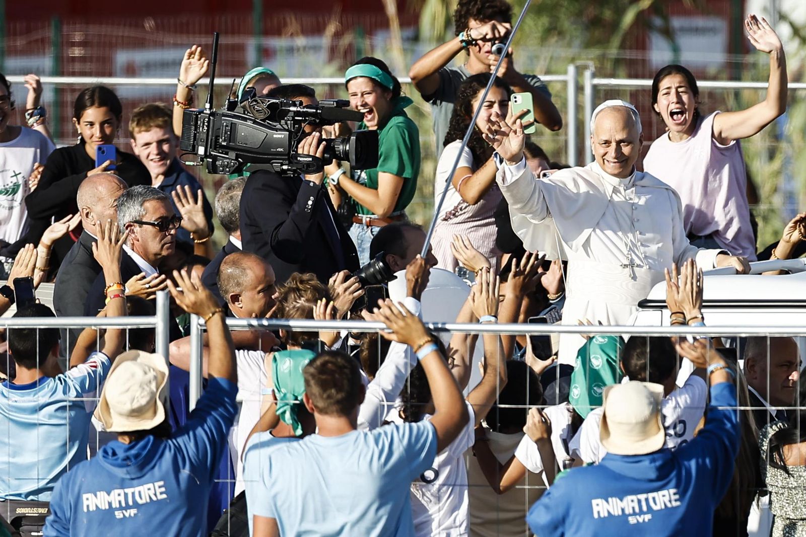 El papa Lleó XIV saluda la multitud des del papamòbil en arribar a la missa final del Jubileu a Tor Vergata, Roma