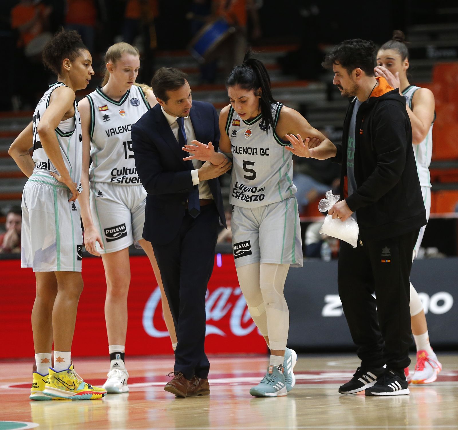 La base Cristina Ouviña es retira lesionada del partit contra l'Olympiacos d'Eurolliga