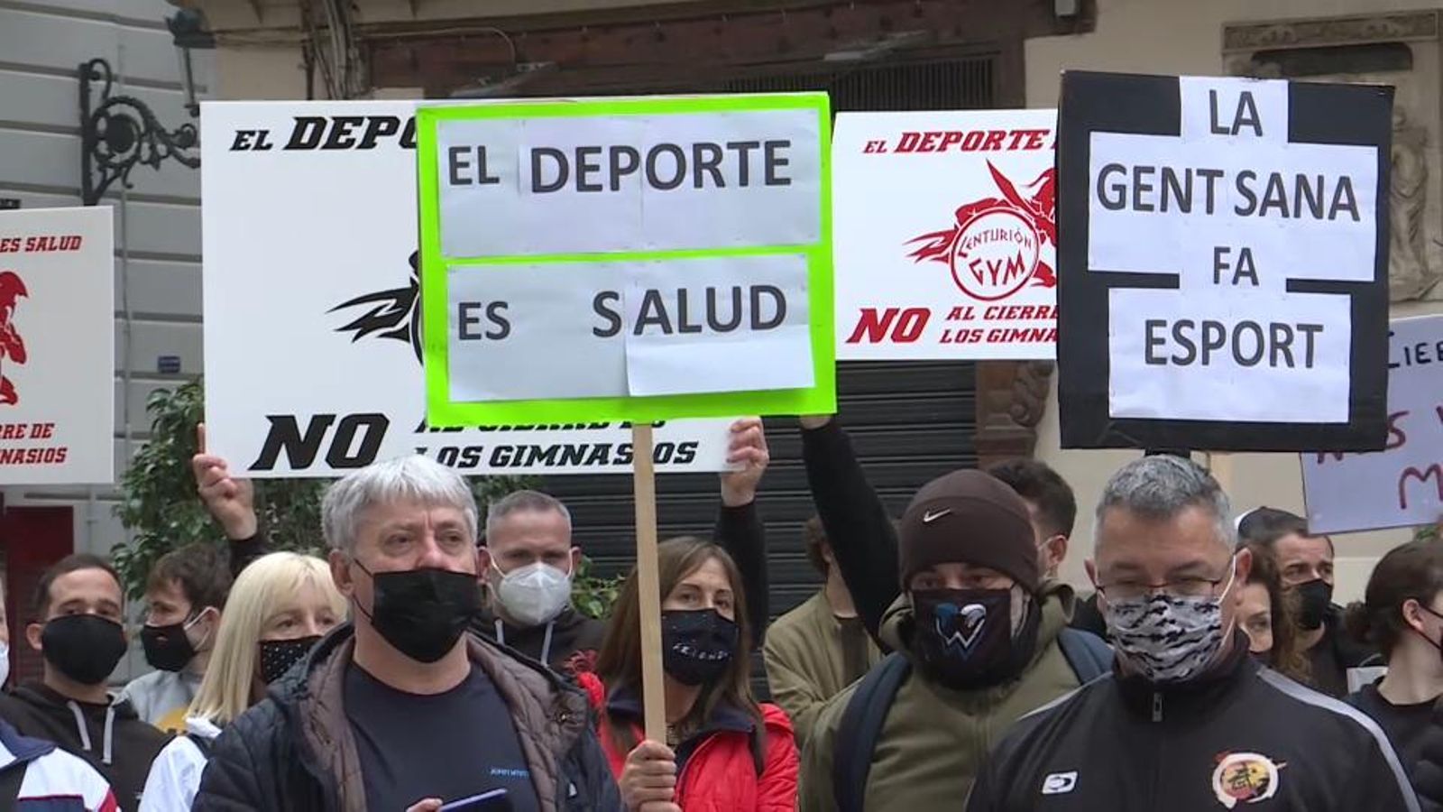 Concentració de la plataforma Defén els Centres d'Entrenament davant el Palau de la Generalitat