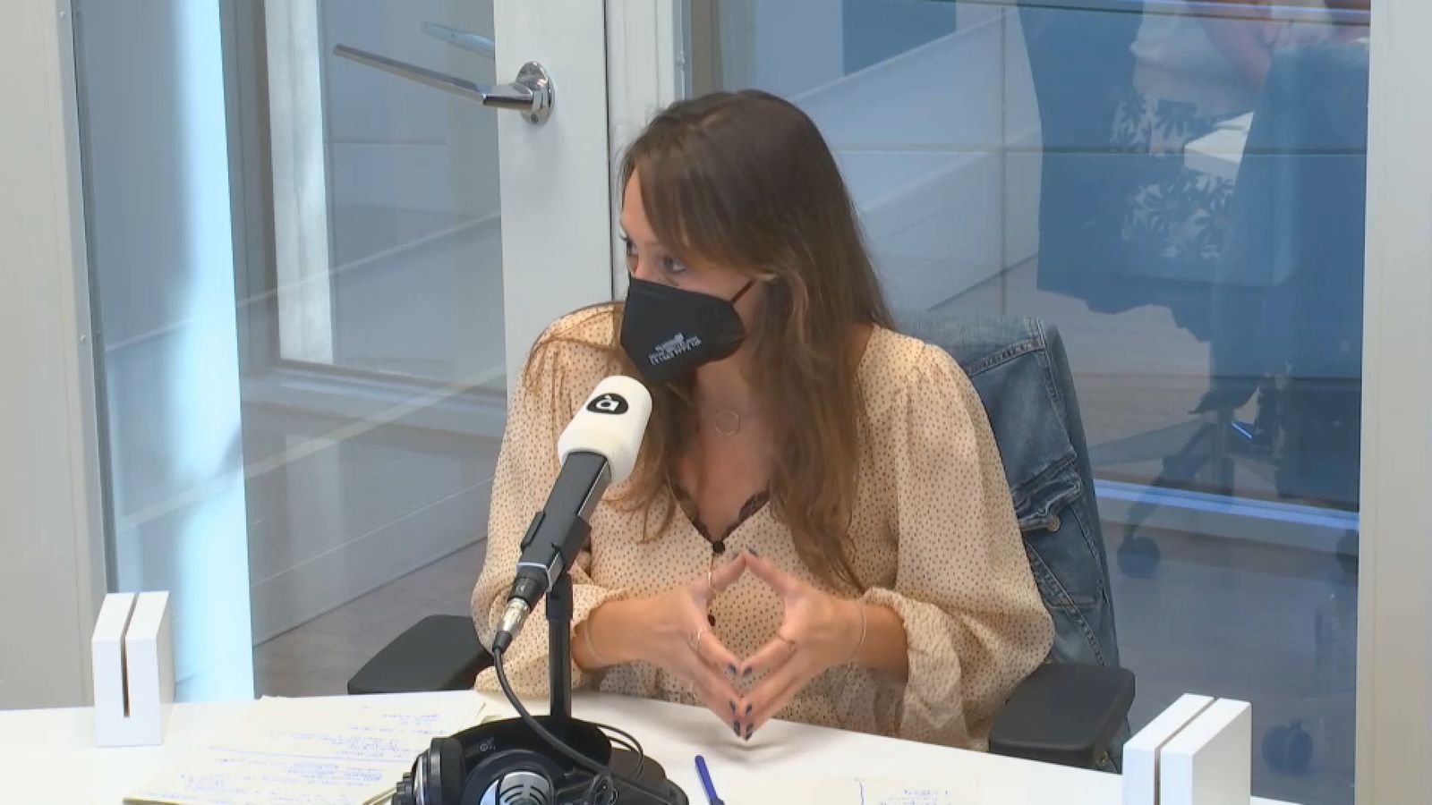 La magistrada especialitzada en violència de gènere Lara Esteve intervé a la ràdio d'À Punt