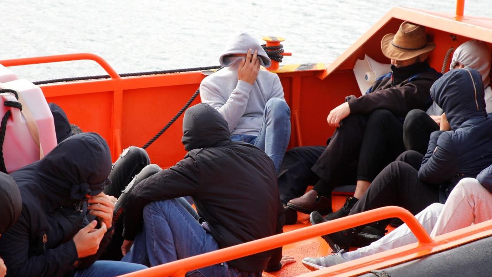 Una pastera amb immigrants arriba a les costes espanyoles Una pastera amb immigrants arriba a les costes espanyoles