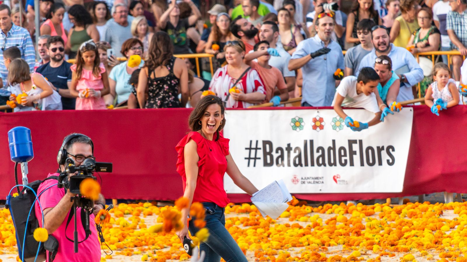 Càmera i redactora d'À Punt Notícies en la Batalla de les Flors de València