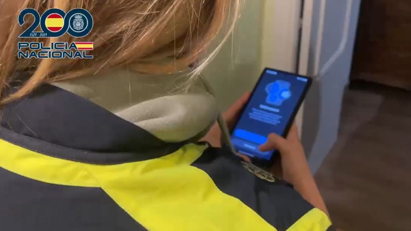 Agent de la Policia Nacional en el registre del domicili d'un dels detinguts