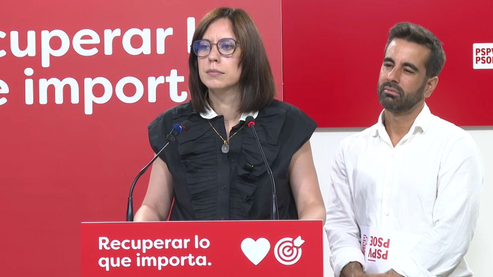 La secretària general dels socialistes valencians, Diana Morant, junt al síndic del PSPV, José Muñoz, durant la roda de premsa que ha oferit este dijous