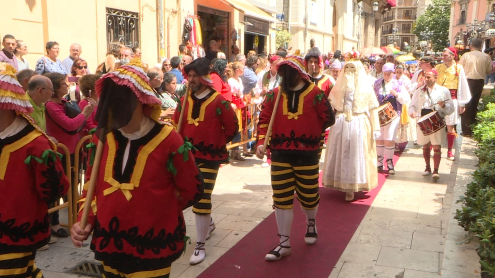 La Cavalcada del Convit anuncia la processó del Corpus a València