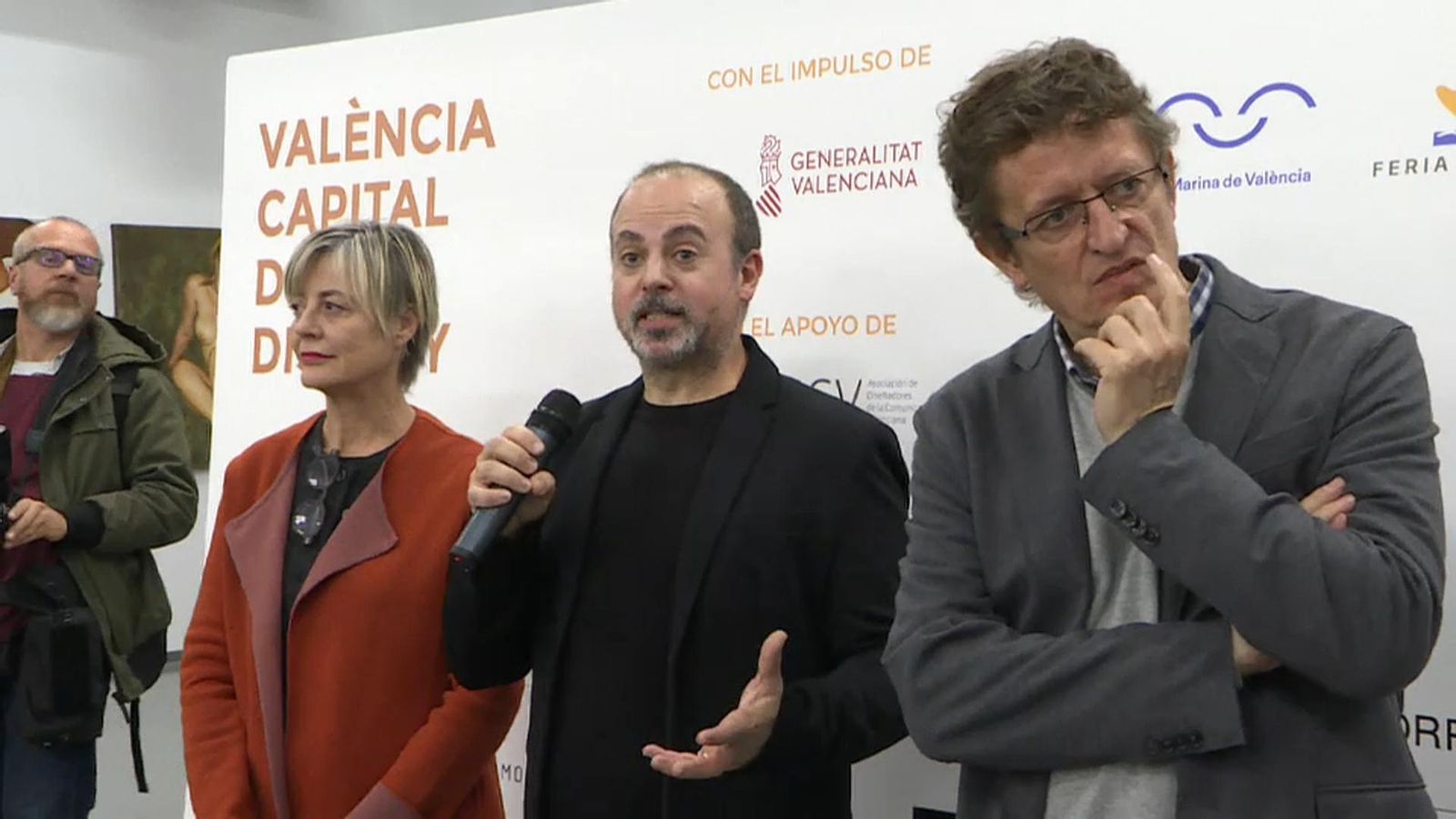 Xavi Calvo, director estratègic de València Capital Mundial del Disseny 2022, i altres membres del projecte.