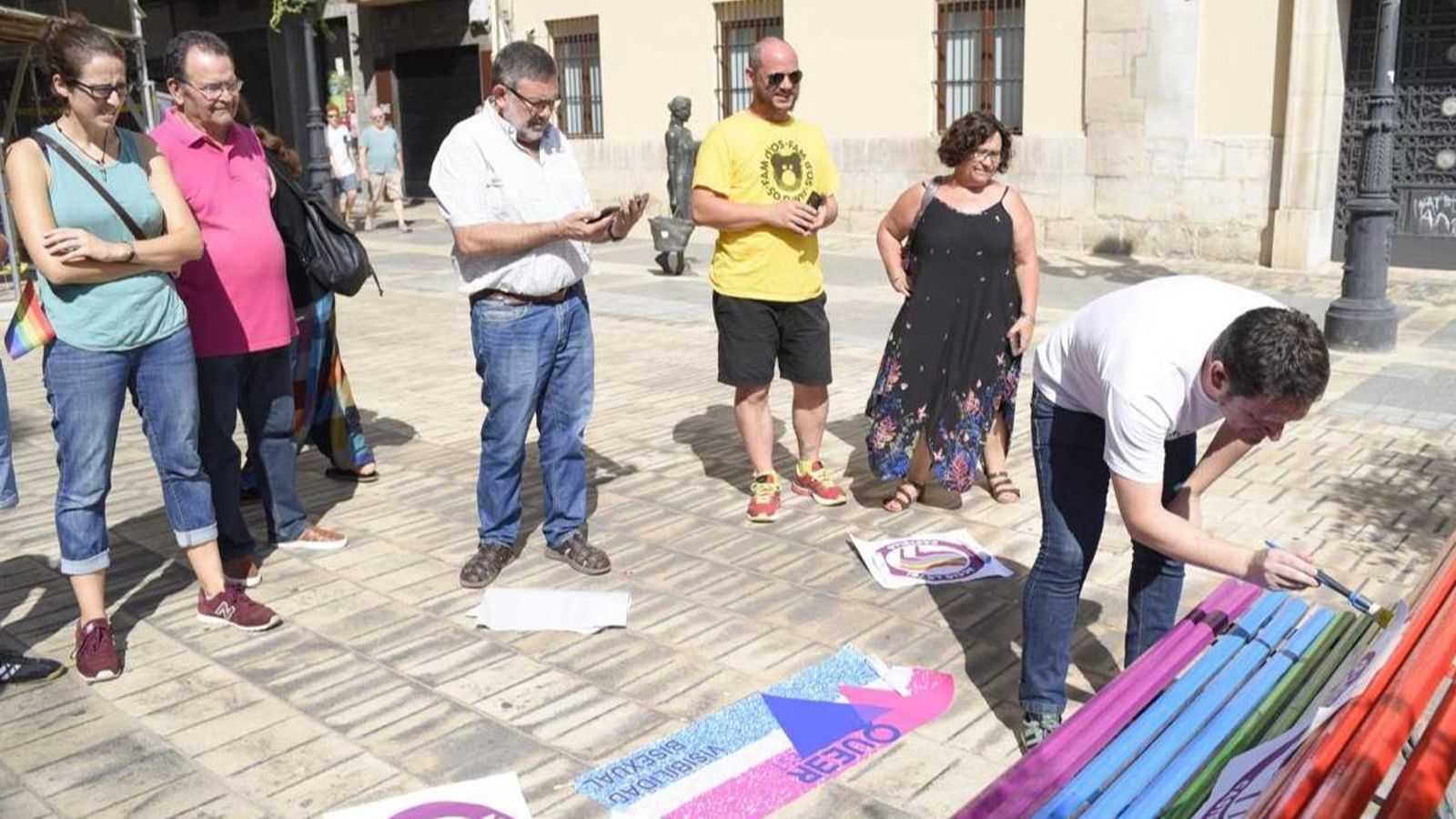 Membres d’LGTBI Castelló i el govern municipal repinten els bancs de l'orgull LGTBI