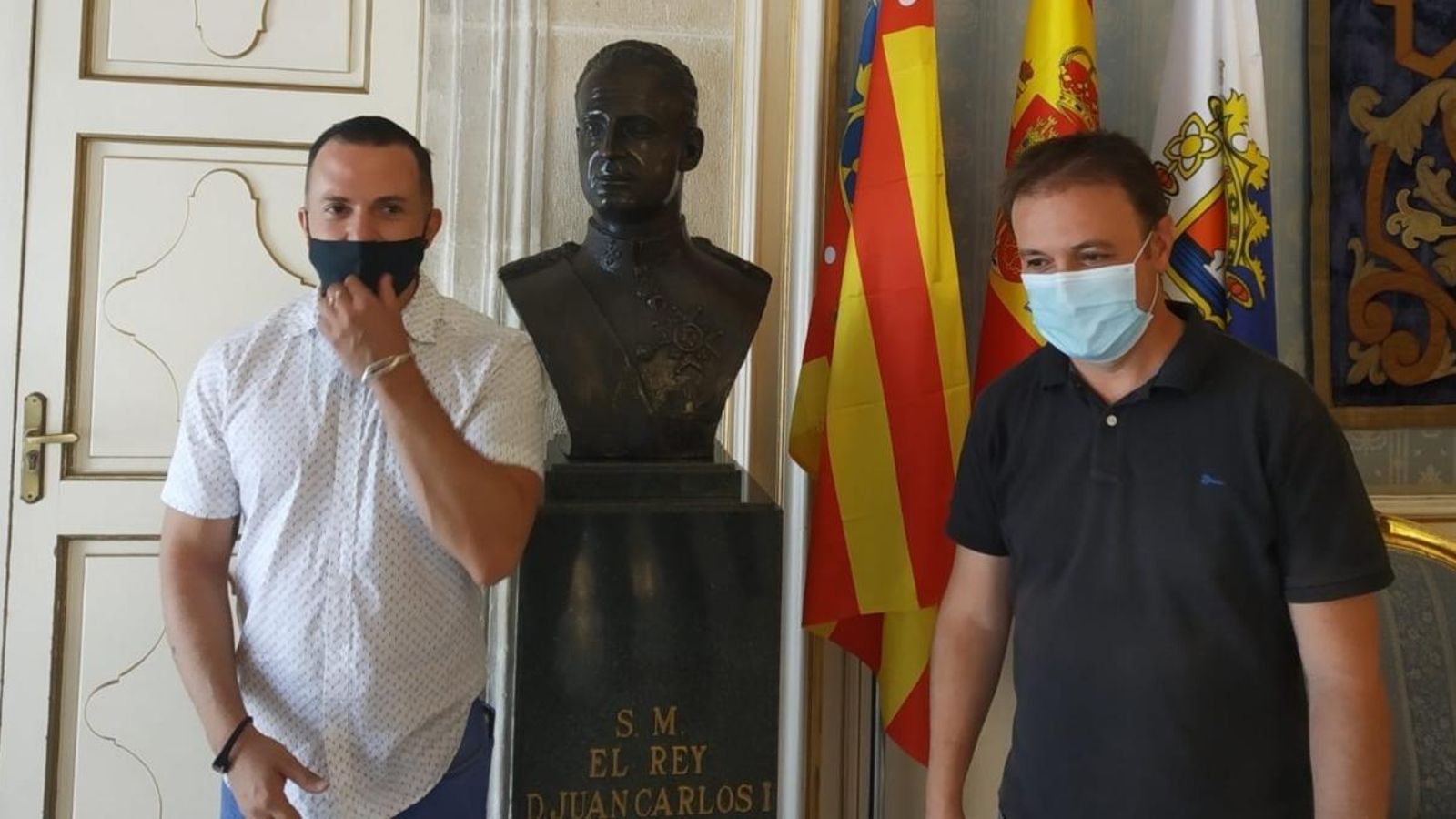 Els regidors de Compromís, Natxo Bellido i Rafa Mas, davant del bust del Saló Blau de l'Ajuntament d'Alacant, que la formació ha demanat retirar