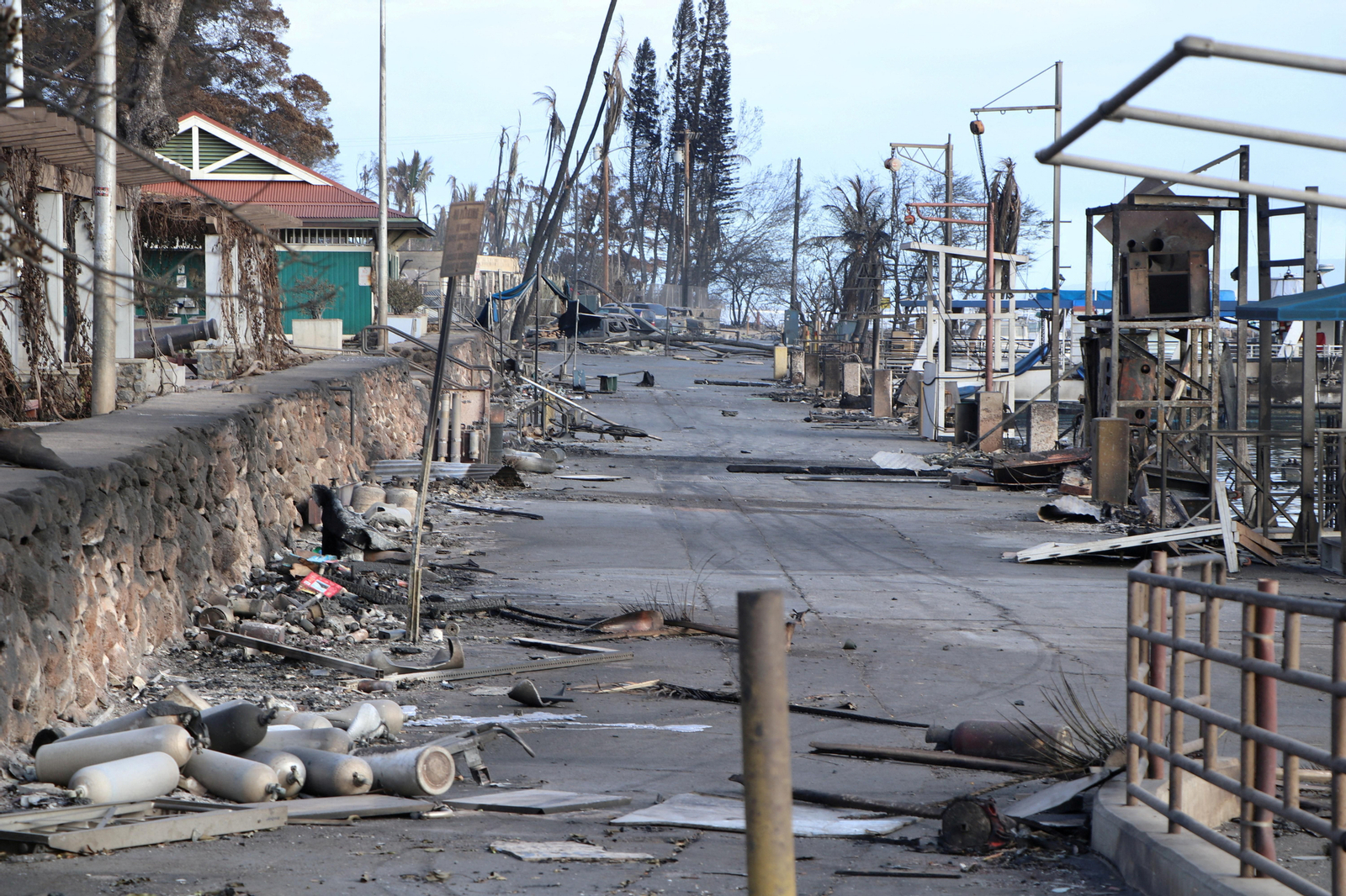 Un carrer de Lahaina, capital històrica de Hawaii, totalment destrossat pel foc