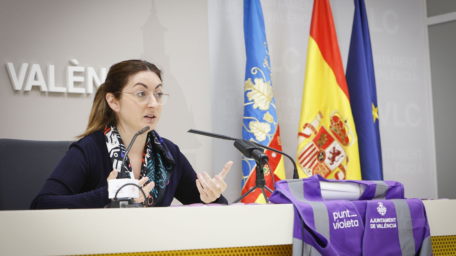La regidora d'Igualtat de l'Ajuntament de València, Lucia Beamud, durant la presentació del dispositiu de Punts Violeta per a les Falles 2022