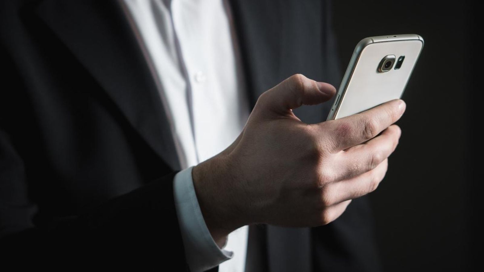 Dos anys de presó per espiar el WhatsApp de la seua dona