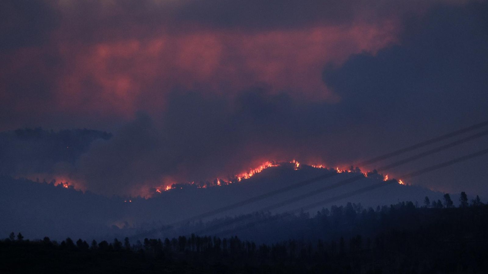 Vista des de l'incendi en el límit entre l'Alt Millars i Terol