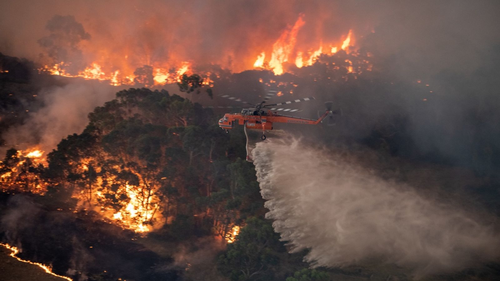 Un helicòpter intenta sufocar un incendi a l'estat de Victòria a Austràlia