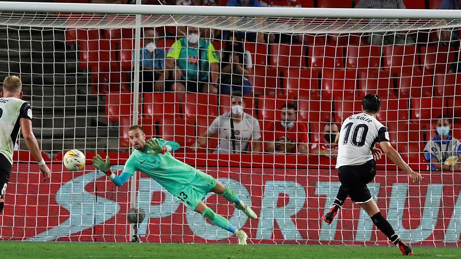 Carlos Soler supera Escandell des dels onze metres