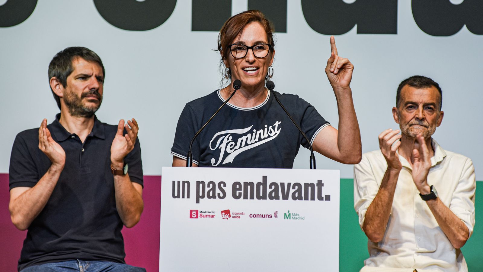 El ministre de Cultura, Ernest Urtasun; la ministra de Sanitat, Mónica García, i el coordinador federal d’IU, Antonio Maíllo, durant un acte dels Comuns, Más Madrid, IU i Sumar, el 30 de maig de 2026, a Barcelona.