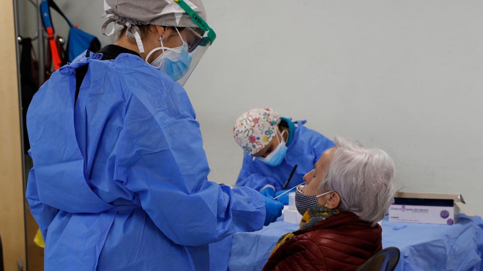 Personal sanitari realitzant proves d'antígens a una residència de persones majors