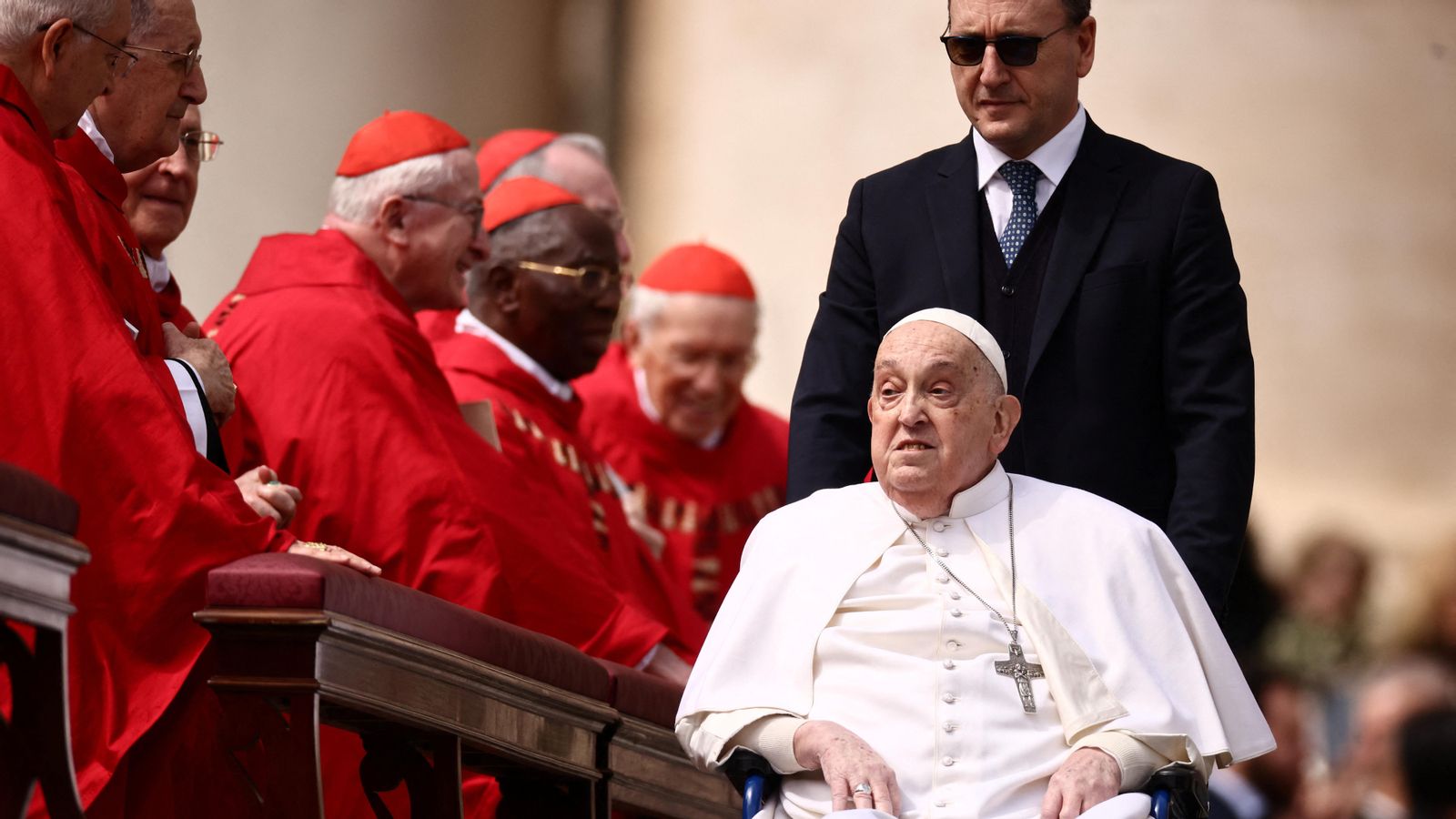 El papa Francesc saluda als cardenals quan apareix inesperadament durant la missa del Diumenge de Rams en la Plaça de Sant Pere al Vaticà
