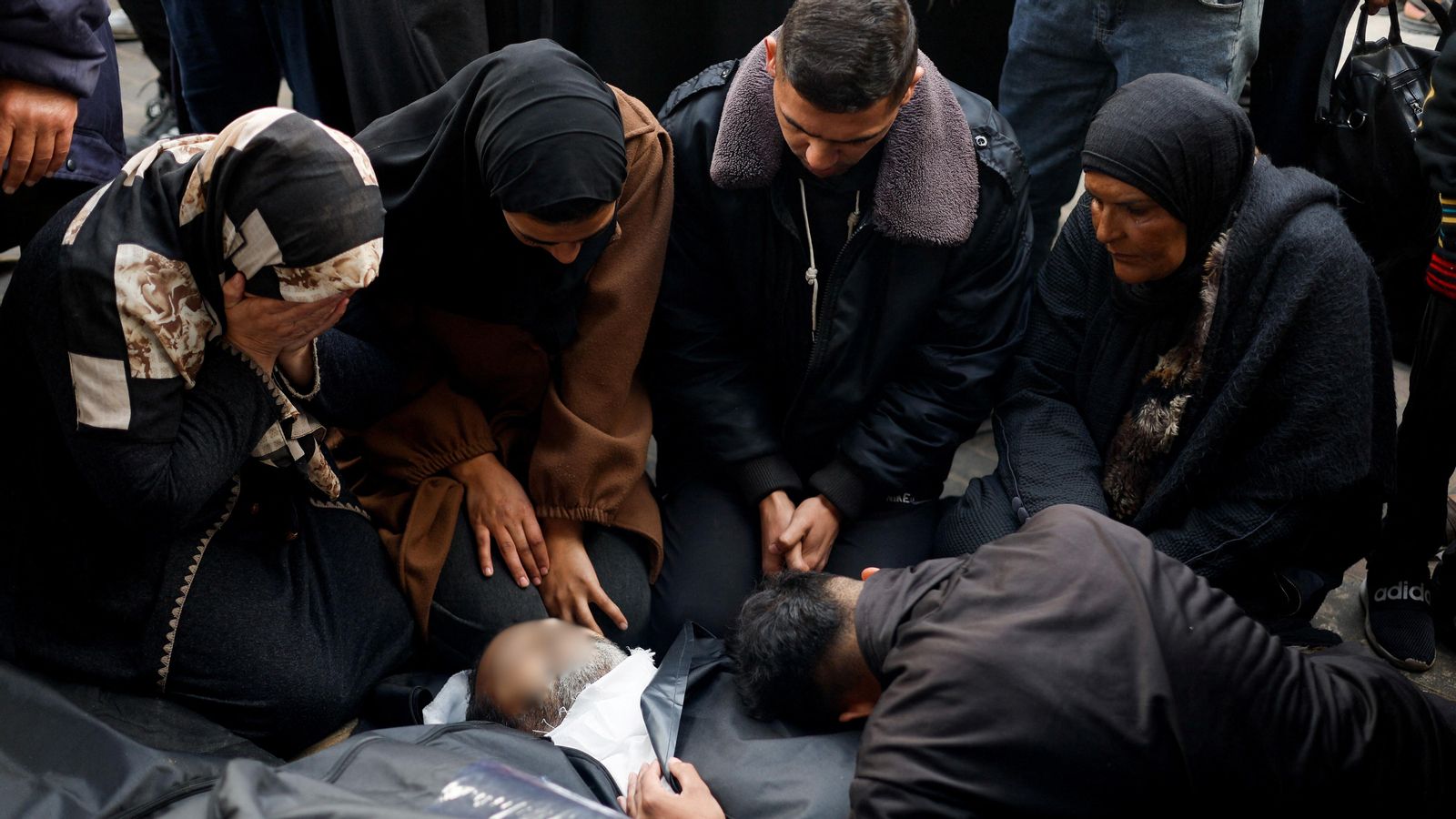 Palestins ploren la mort d'un familiar mort en un atac aeri a Rafah