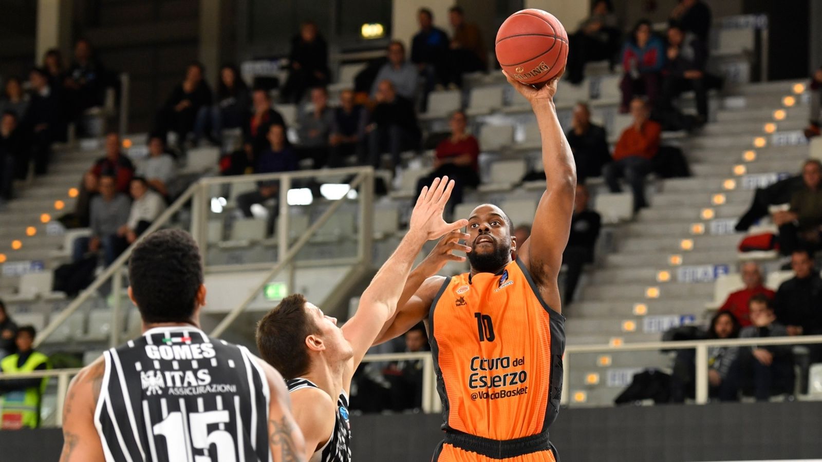 Will Thomas llança a cistella