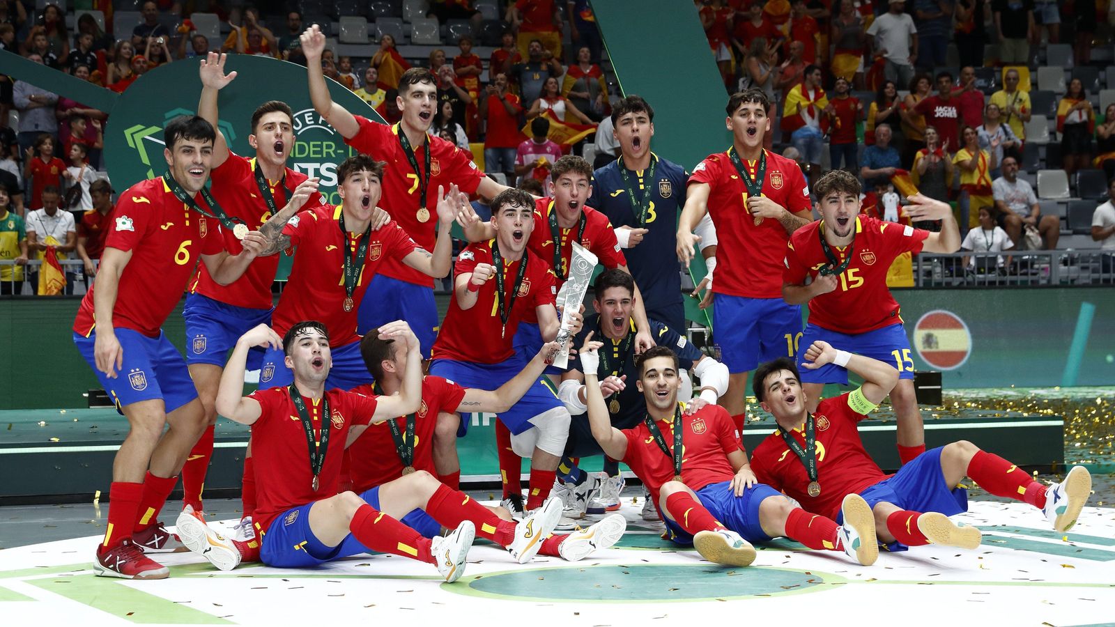 Els jugadors espanyols celebren el títol al Olivo Arena de Jaén
