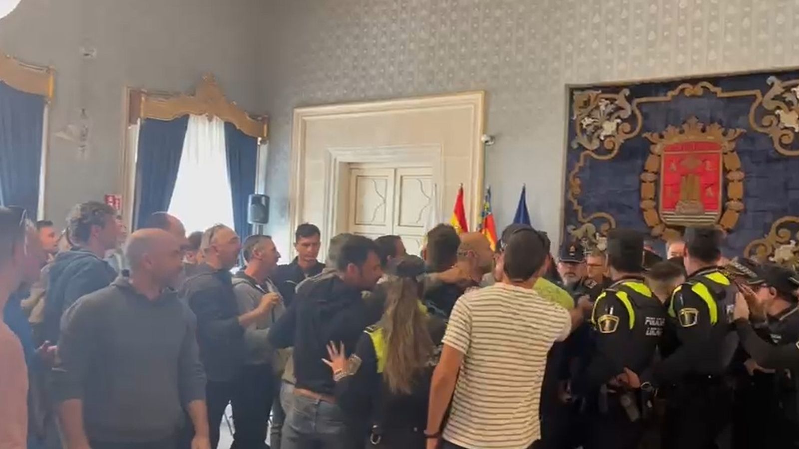 Un moment de la protesta dels bombers, este dijous