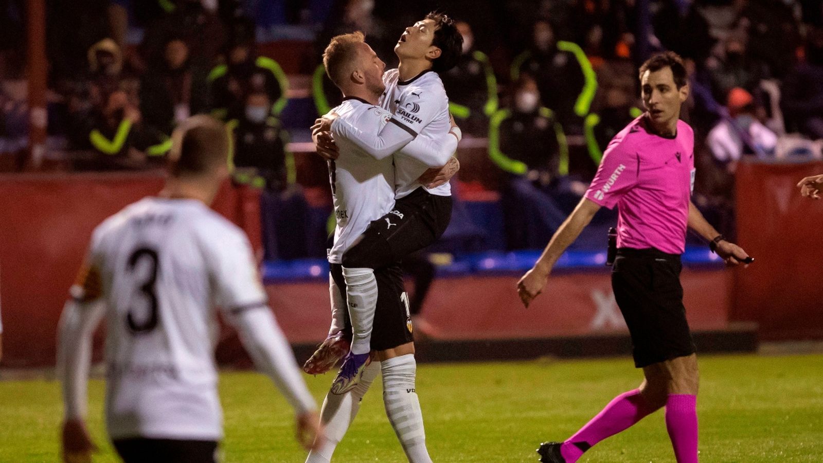 Kang-in i Racic celebrant un gol