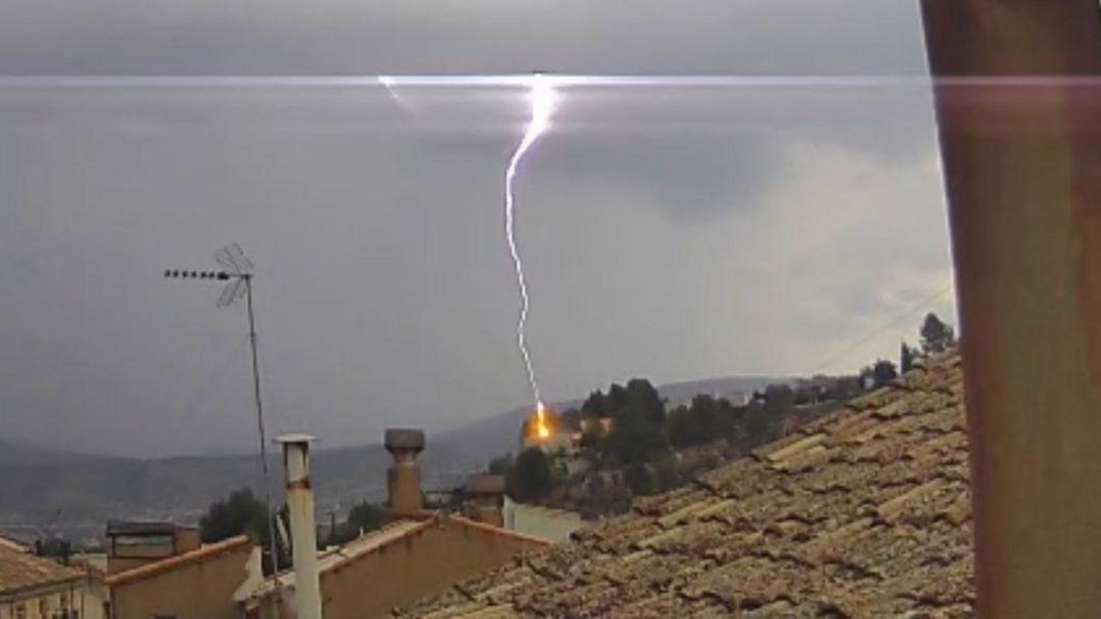 Moment en què el llamp impacta a Millena i causa l'incendi forestal