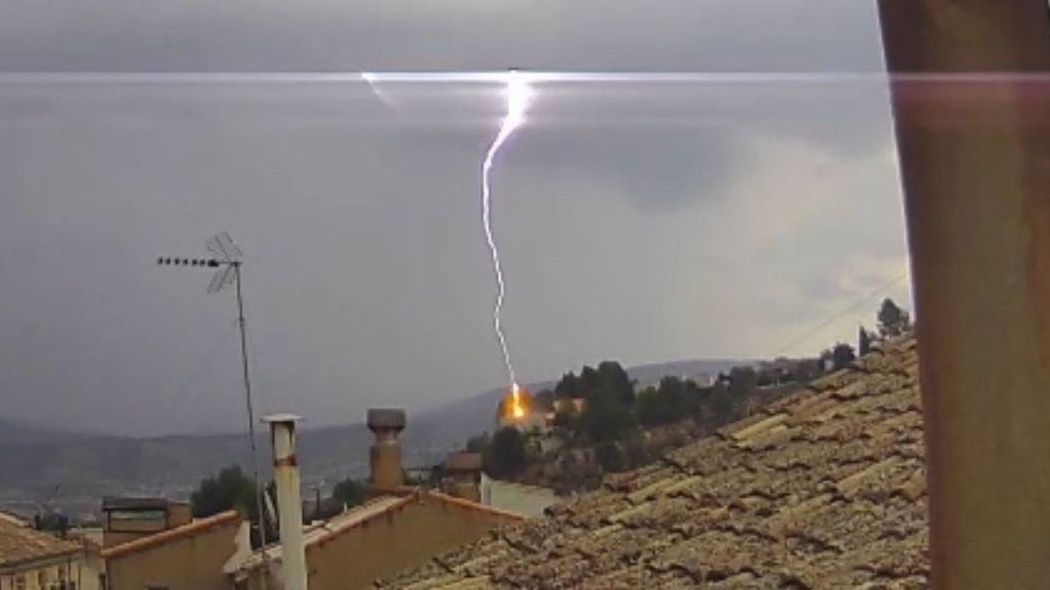 Moment en què el llamp impacta a Millena i origina l'incendi forestal Moment en què el llamp impacta a Millena i causa l'incendi forestal