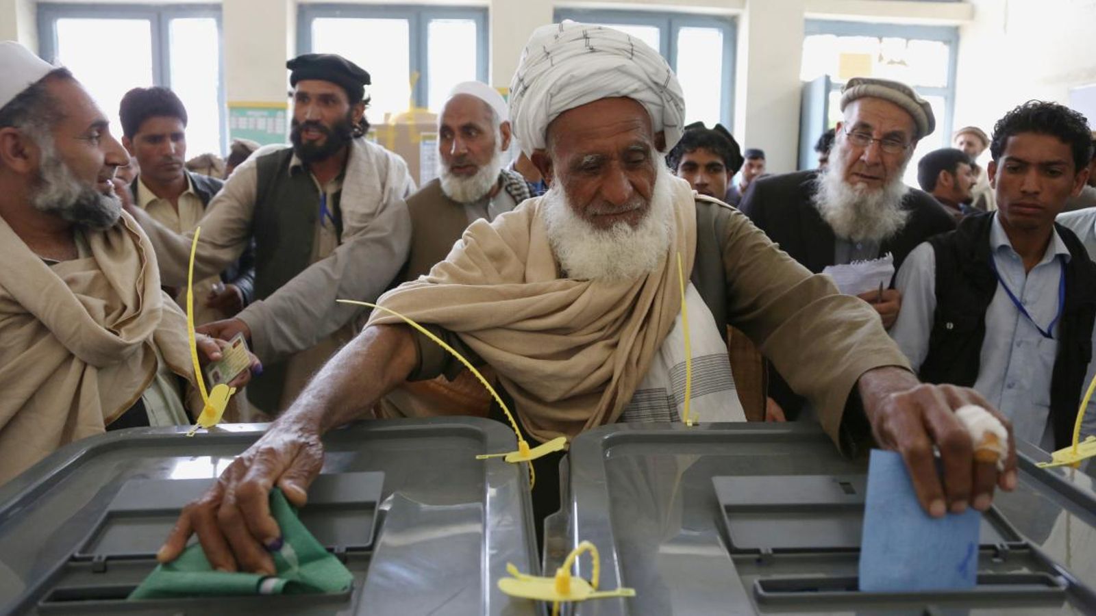 Votació en un col·legi de Kabul