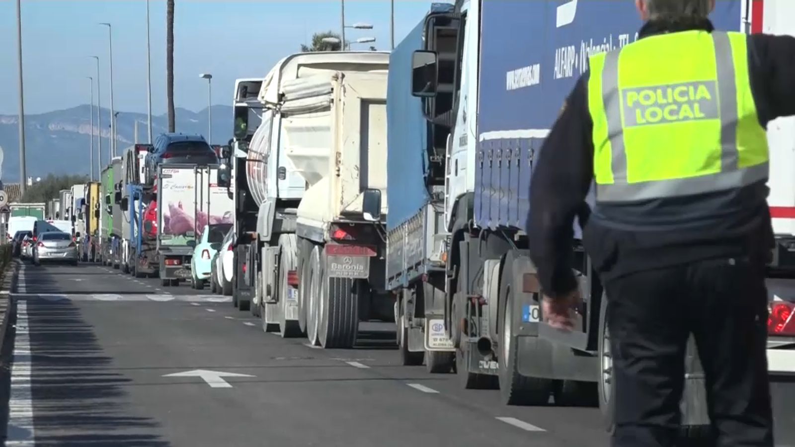 Les carreteres alternatives també han quedat col·lapsades pel tall de l'AP-7