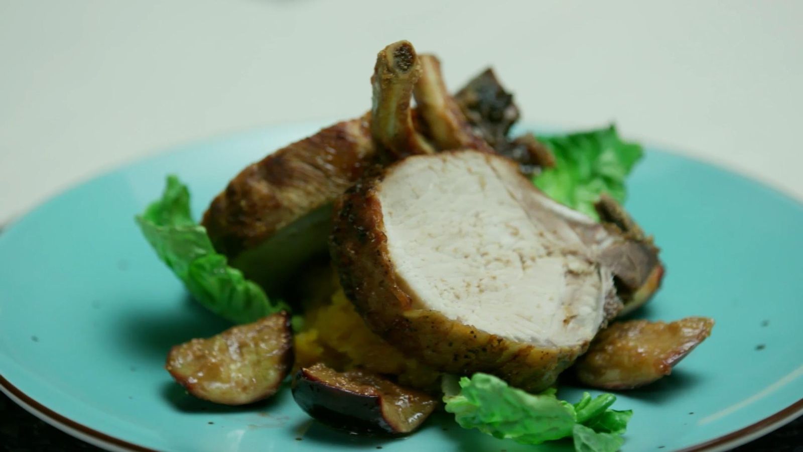 Llonzat de porc rostit amb figues, carabassa i vi dolç