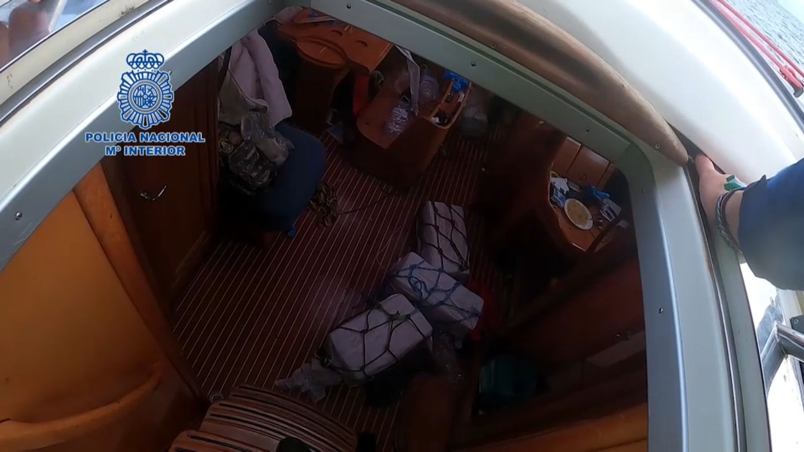 Imatge de l'interior del veler amb els fardells