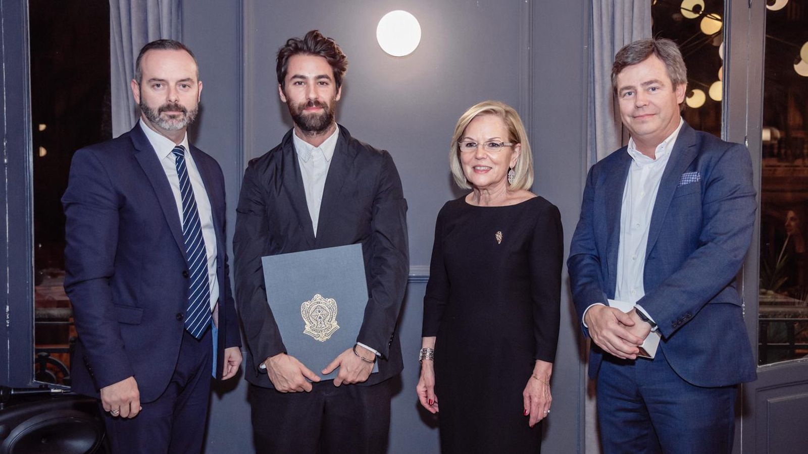 El guardonat Juan Vidal amb representants de la Junta de Govern del Gremi (Fran Adlert)