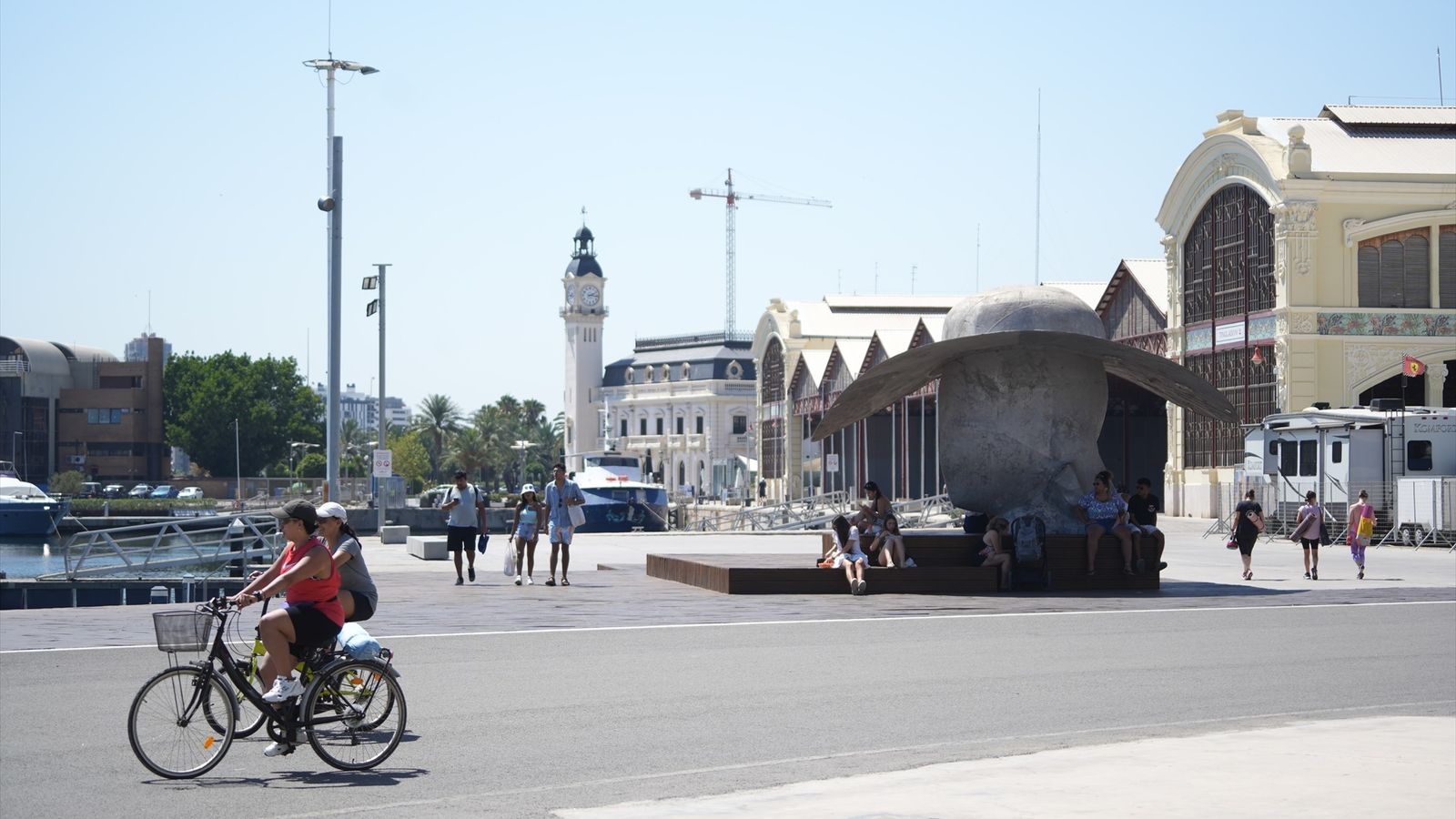 Dos persones passegen en bicicleta per València