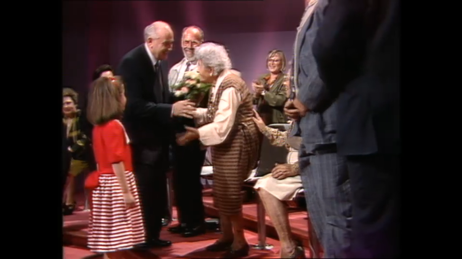 Emilia Rossell, una anciana comunista abraça el polític rus al plató de 'Carta Blanca'