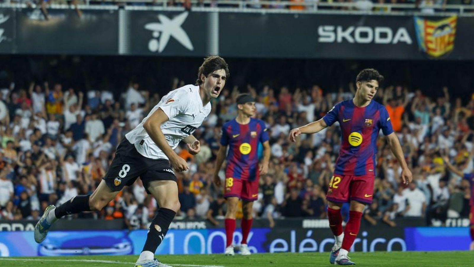 Javi Guerra celebra un gol contra el Barça