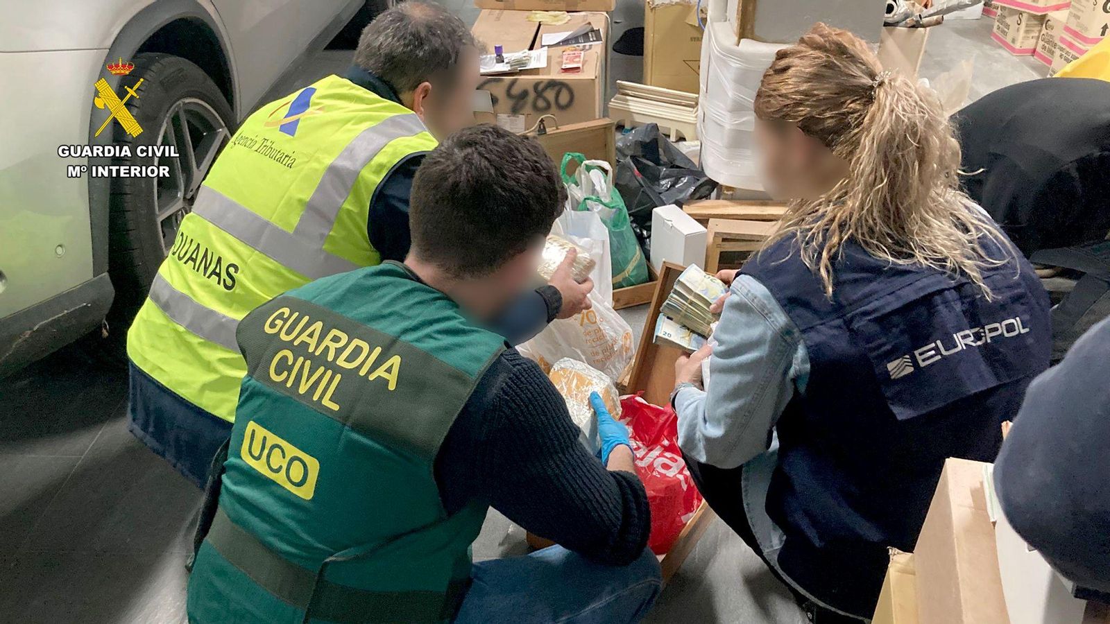 Agents de diversos cosos policials implicats en la investigació recompten els diners confiscats en els registres efectuats Agents de diversos cosos policials implicats en la investigació recompten els diners confiscats en els registres efectuats