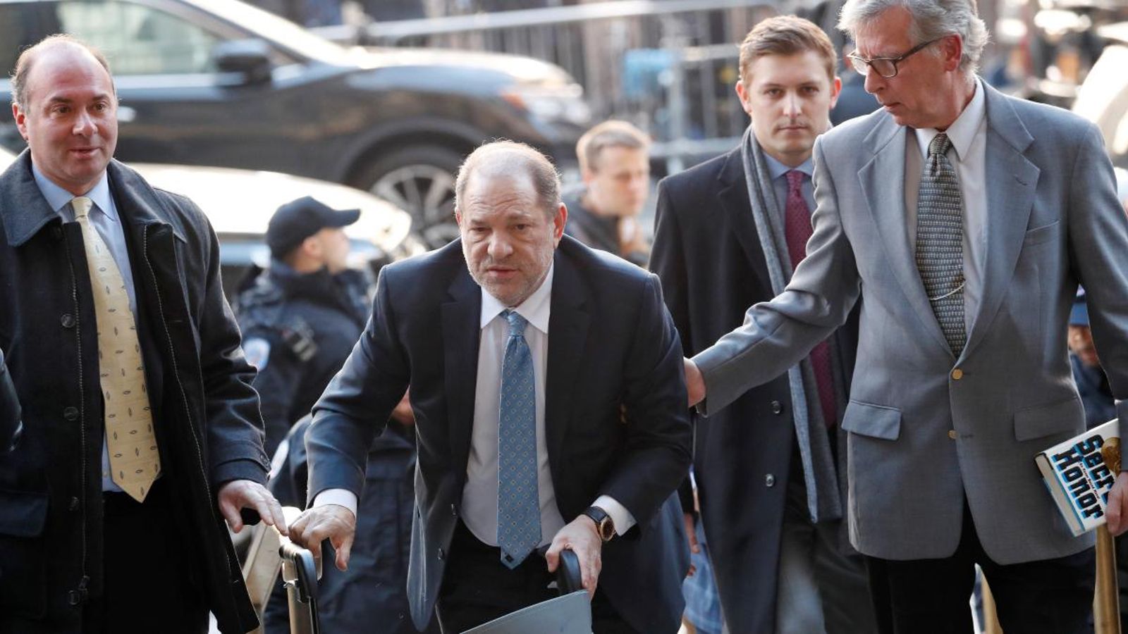 L’exproductor de Hollywood Harvey Weinstein arriba al jutjat per conèixer el veredicte