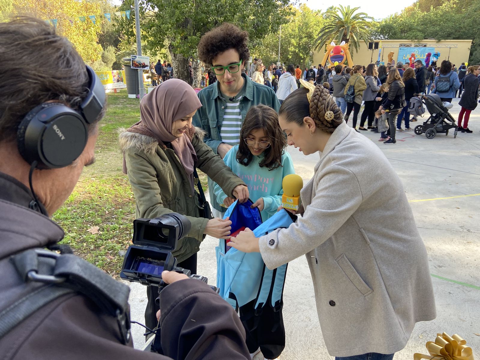 Salma obri el regal de La Colla amb sa mare