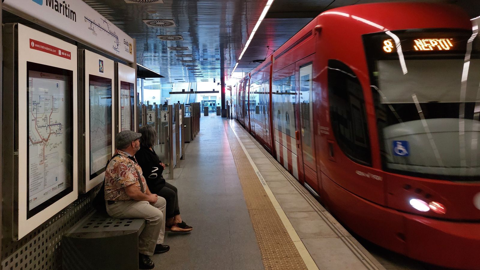 Dos persones en una estació del tramvia de Metrovalència, en una imatge d'arxiu