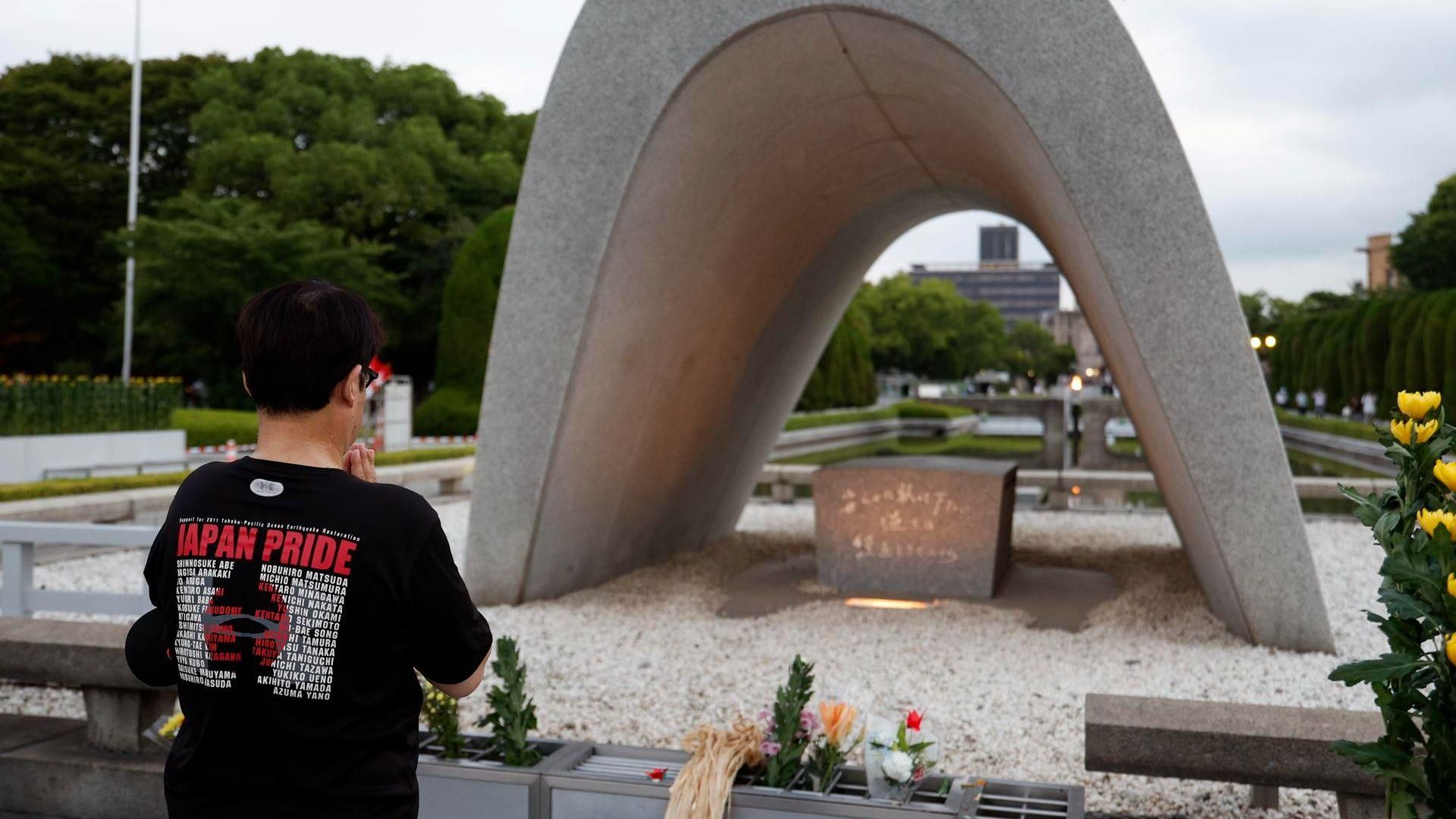 Un home resa davant del memorial del les víctimes de la catàstrofe nuclear