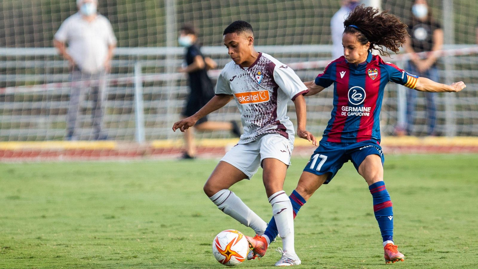 La capitana del Llevant, Maria Alharilla, tracta d'arrabassar-li un baló a una jugadora de l'Eibar