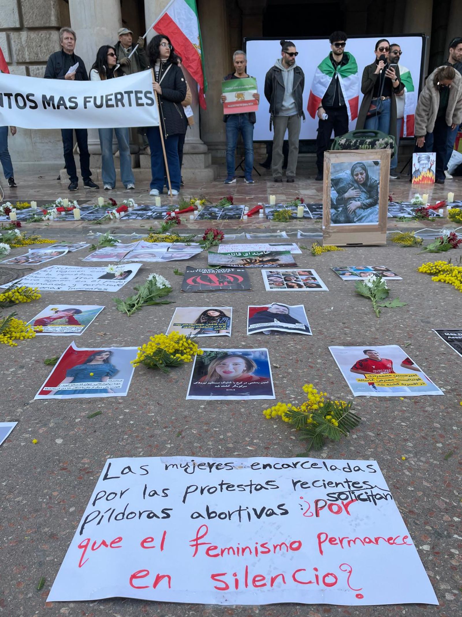 Ciris i fotografies dels iranians assassinats pel règim dels aiatol·làs