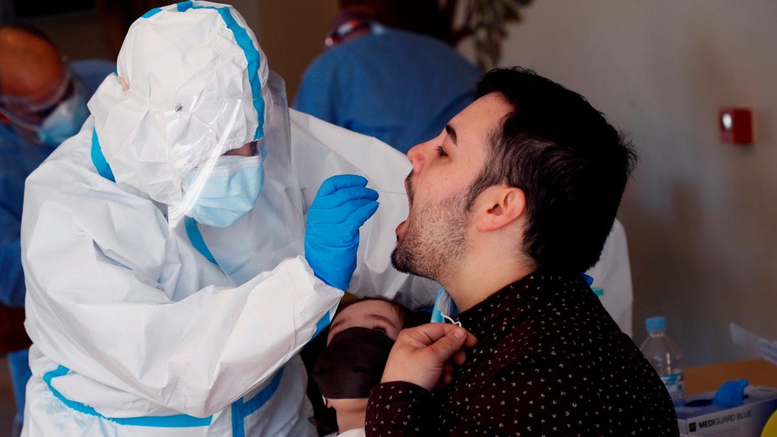 Sanitaris realitzen proves PCR