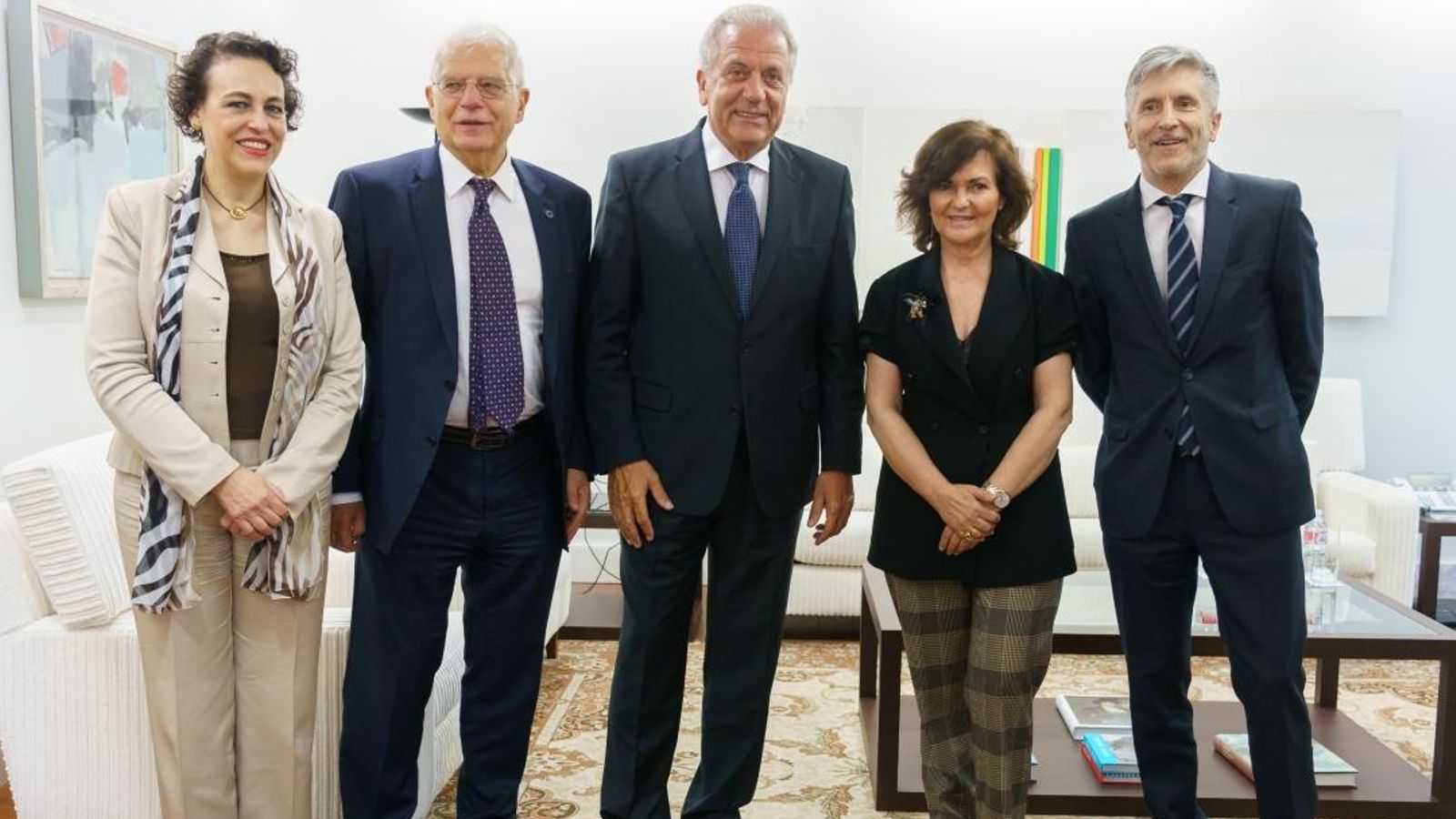 El comissari europeu d'Immigració, Dimitris Avramopoulos, amb la vicepresidenta del govern central i els ministres d'Afers Exteriors, Interior i Treball, Migracions i Seguretat Social
