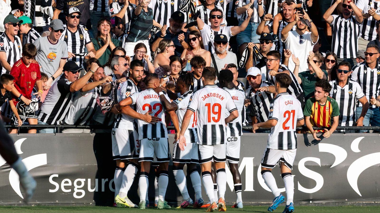 Imatge dels jugadors del Castelló celebrant un gol